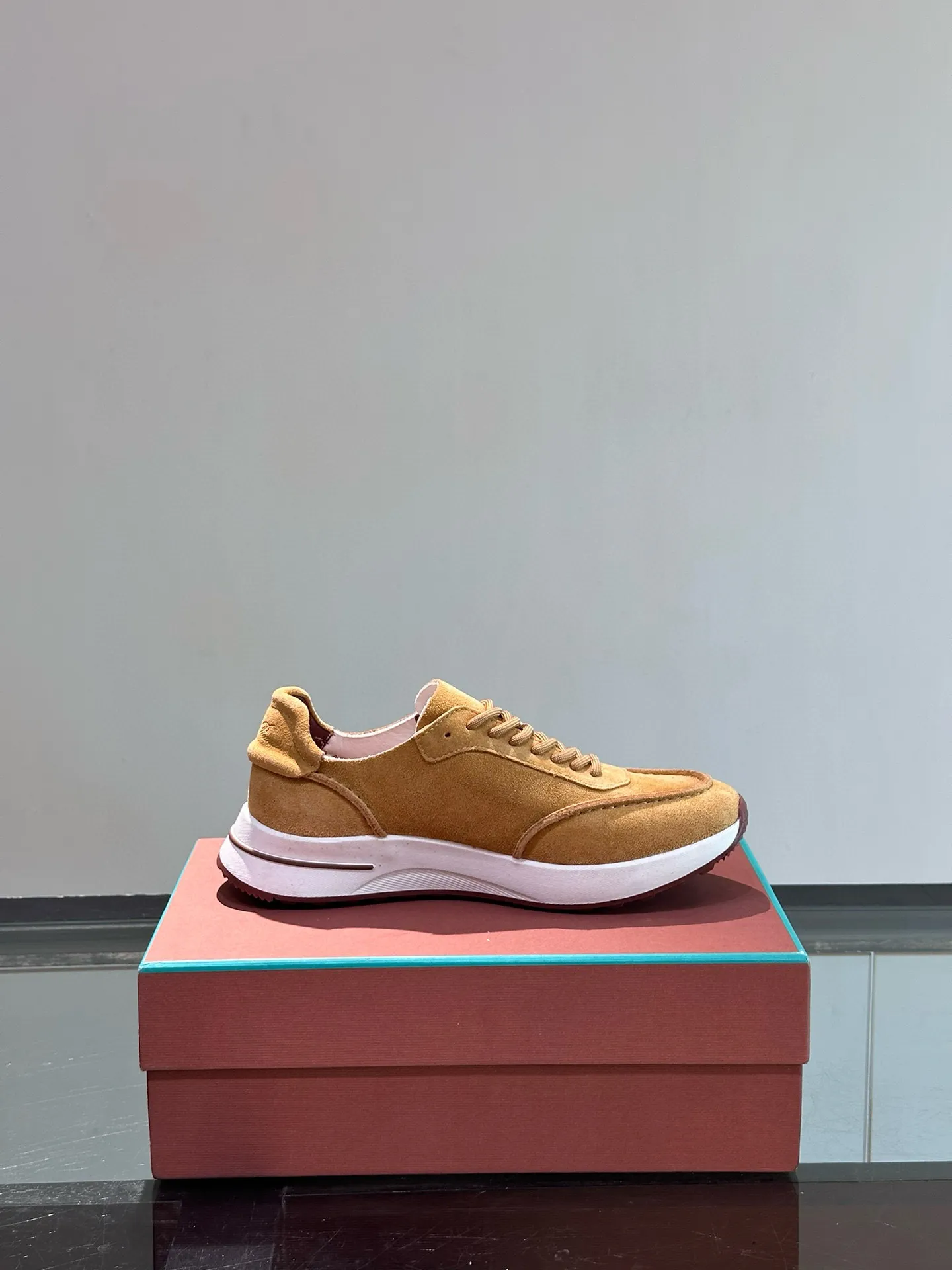 Factory price: 540💰Loro men's shoes💰iana niche Loro classic jogging shoes, men's lace-up casual shoes and sneakers, high-quality lightweight and comfortable fabrics, suitable for outdoor leisure, the color scheme is young and energetic, and it looks great with sportswear or casual suits! Size: 39-46 (customized sizes of 45 and 46 are non-refundable)